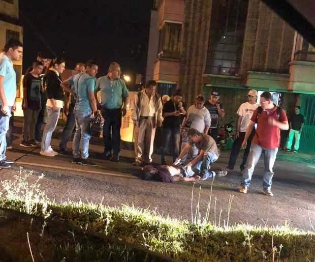 En la noche del lunes, cerca del cementerio San Esteban, un vehículo atropelló a un reciclador (foto). No registró heridas de gr