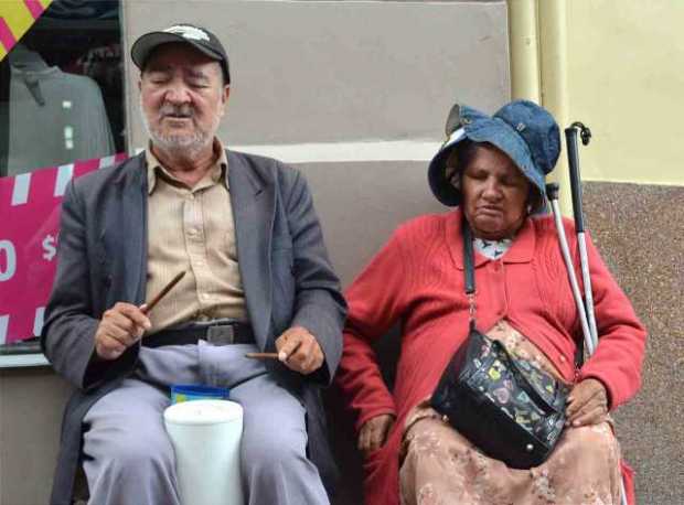 Los manizaleños José Gustavo Henao, de 60 años, y su esposa, Floralba Hernández, de 66, llevan casados 42 años