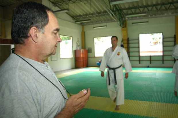 Don Ómar Patiño, con cronómetro en mano, cuando laboraba con las ligas deportivas de Caldas, como preparador físico. Murió ayer.