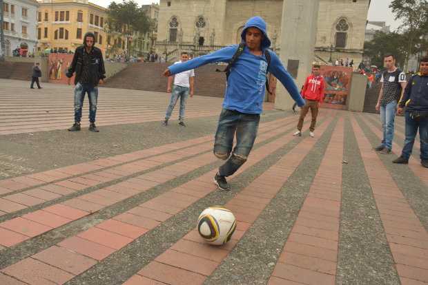 Estudiantes juegan fútbol en la Plaza de Bolívar