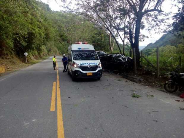 Se estrellaron contra un árbol: un muerto Se estrellaron contra un árbol: un muerto