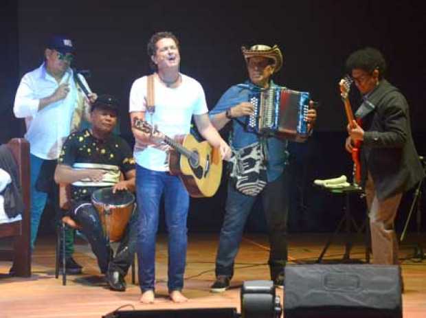 Foto | José Fernando Tangarife | LA PATRIA Carlos Vives, con guitarra en mano, puso anoche a bailar a los 600 asistentes al audi