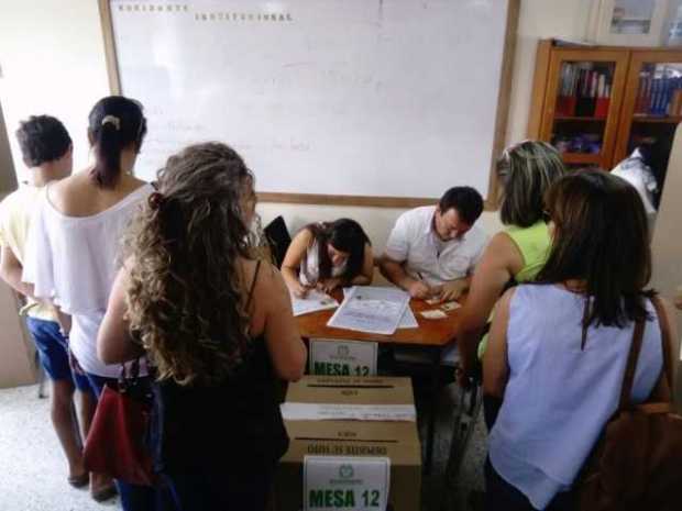 En la mesa 12 de la Escuela de Auxiliares de Enfermería se acabaron los tarjetones de la consulta interpartidista de derecha. En la mesa 12 de la Escuela de Auxiliares de Enfermería se acabaron los tarjetones de la consulta interpartidista de derecha.