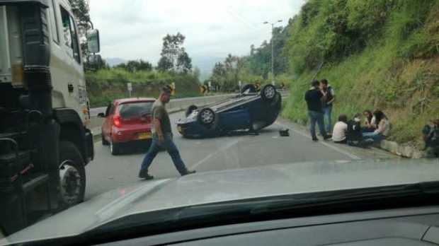 Vehículo se volcó en la vía Manizales-Chinchiná