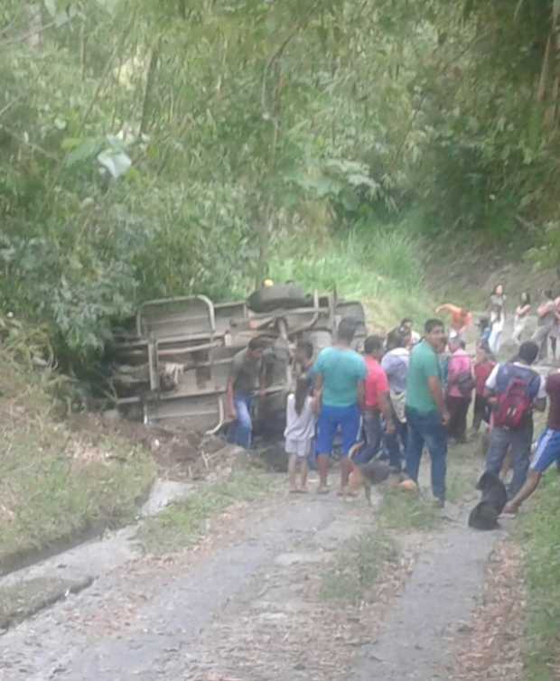 Volcamiento vehícular en Villamaría