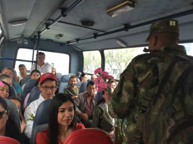 Soldados del Batallón Ayacucho conmemoran el día de la mujer
