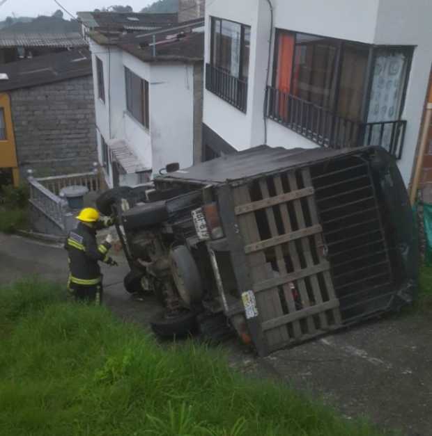 Un camión se volcó en el barrio Quinta Hispania