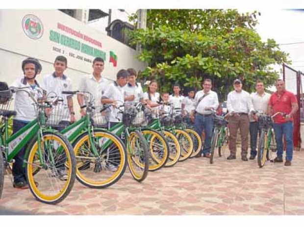 Pedaleando por la calidad educativa es el nombre del programa con el cual la Gobernación dota de bicicletas a estudiantes de col