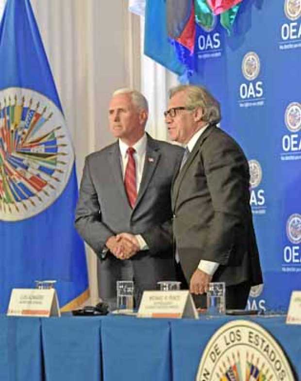 El vicepresidente de EE.UU., Mike Pence, saluda al secretario general de la Organización de Estados Americanos (OEA), Luis Almagro. El vicepresidente de EE.UU., Mike Pence, saluda al secretario general de la Organización de Estados Americanos (OEA), Luis Almag
