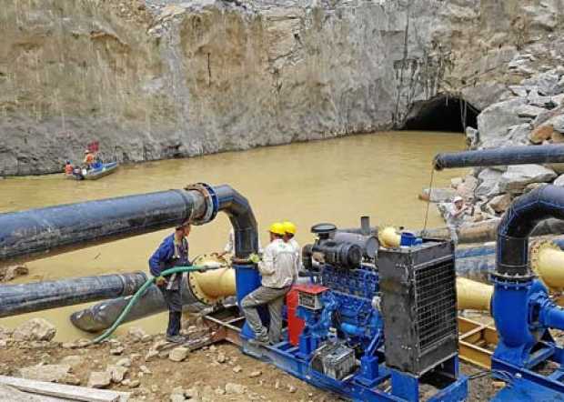 Empleados trabajan en el proyecto de la central hidroeléctrica Hidroituango.