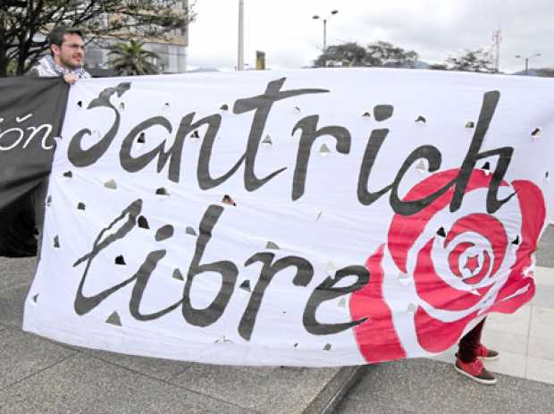 Foto | Colprensa | LA PATRIA El pasado 26 de abril, varios manifestantes se reunieron frente a la Fiscalía General de la Nación 