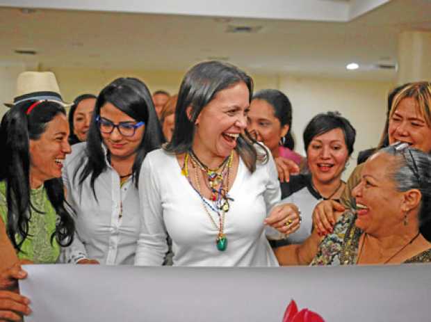 La dirigente opositora María Corina Machado (centro) durante un mitin político en Maturín, estado Monagas (noreste de Venezuela)