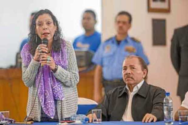 La vicepresidenta de Nicaragua, Rosario Murillo, habla, junto al presidente de Nicaragua, Daniel Ortega, en el inicio del diálog