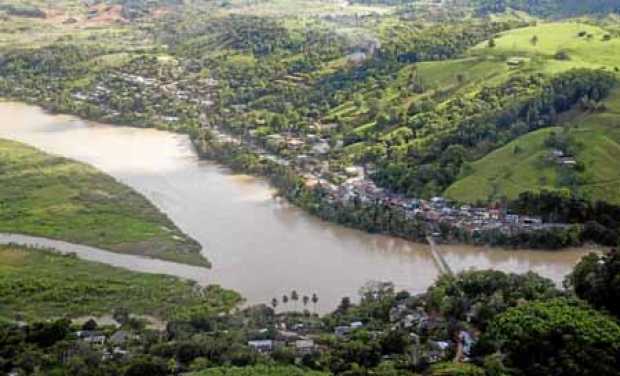 Vista aérea del corregimiento de Puerto Valdivia, entre las poblaciones que se verían afectadas si llega a derrumbarse la infrae