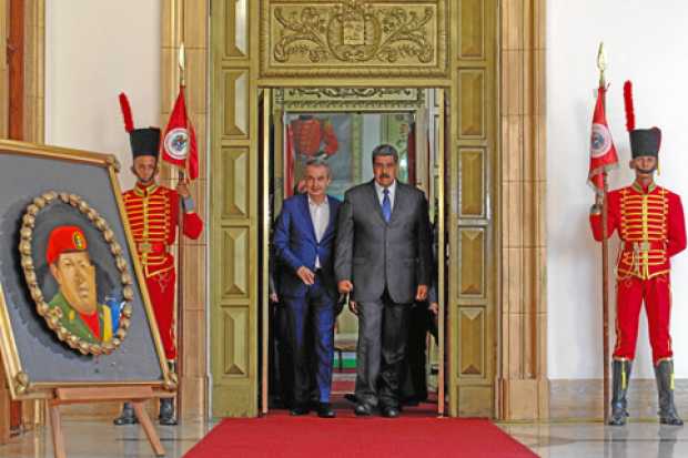 José Luis Rodríguez Zapatero, expresidente de España y observador electoral, acompaña a Nicolás Maduro. 