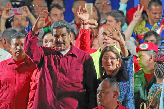 Foto | EFE | LA PATRIA El presidente venezolano, Nicolás Maduro, y su esposa, Cilia Flores, celebran que seguirán en el Palacio 