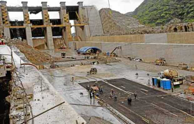 Las obras del vertedero de la represa Hidroituango continuarán hasta llegar a 415 metros. 
