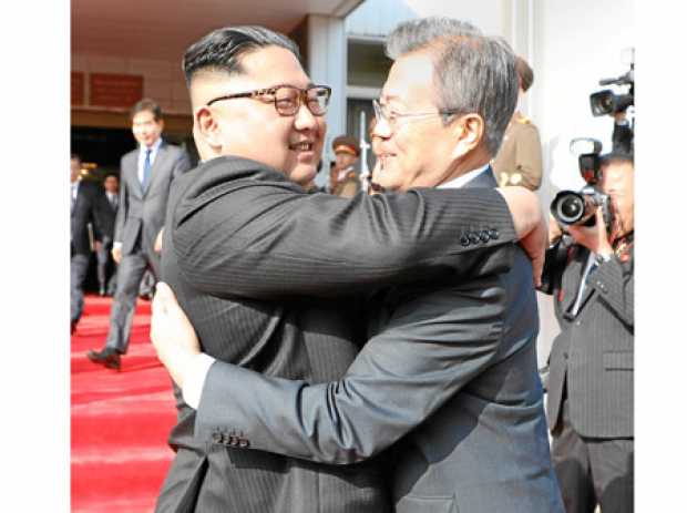 El presidente de Corea del Norte, Kim Jong-un (izquierda), abraza al presidente de Corea del Sur, Moon Jae-in, después de una cu