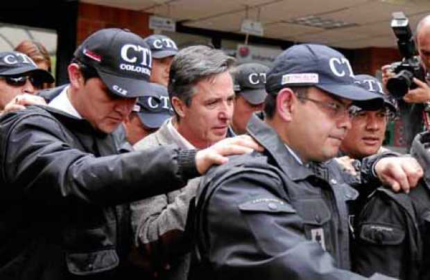 Roberto Prieto fue escoltado por agentes del CTI de la Fiscalía hasta entregarlo a guardianes del Inpec. 