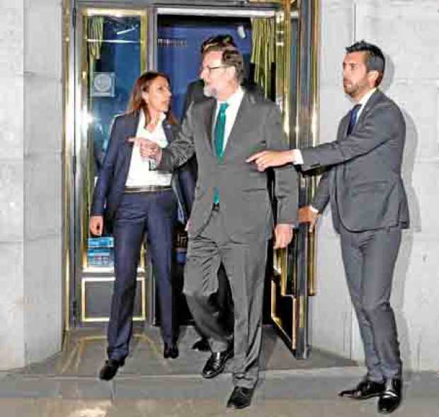 El presidente del Gobierno, Mariano Rajoy, a su salida de un restaurante cercano al Congreso donde se reunió durante horas con l
