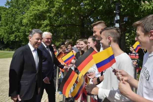 Las banderas de Colombia y Alemania en manos de jóvenes de Berlín resumieron la integración entre los dos países al comenzar la 