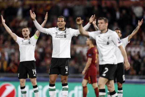  Virgil van Dijk (c) de Liverpool celebra con sus compañeros al final del partido de semifinales de la Liga de Campeones entre A
