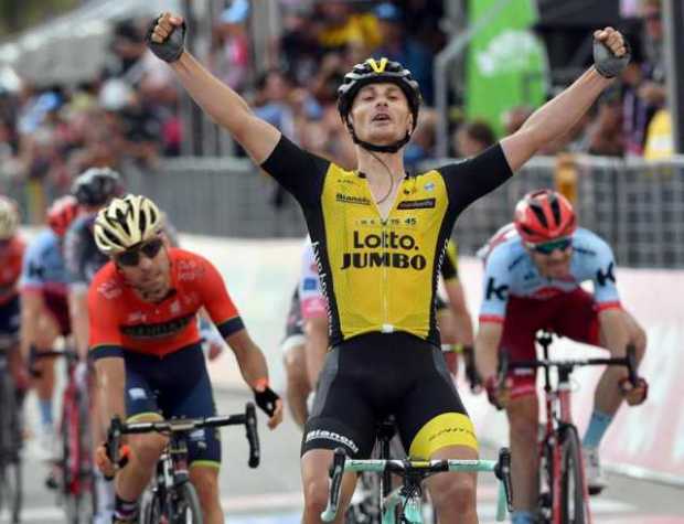 El ciclista italiano del equipo LottoNL-Jumbo Enrico Battaglin (C) celebra su vitoria de la quinta etapa del Giro de Italia. 