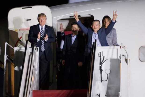 El presidente de EE.UU., Donald J. Trump (izq), recibe a los tres presos estadounidenses liberados por Corea del Norte en la bas