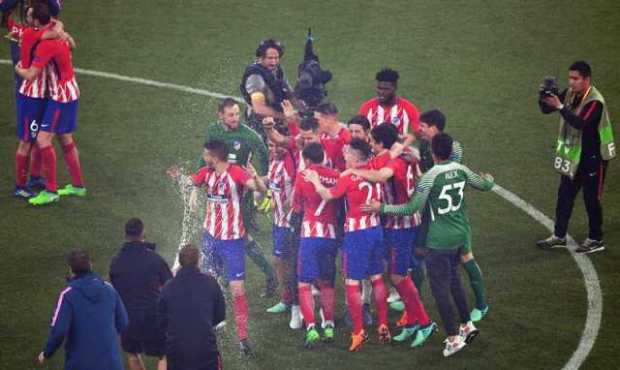 Jugadores de Atlético celebran al vencer 3-0 a Olympique Marsella durante la final de la Liga Europa. 