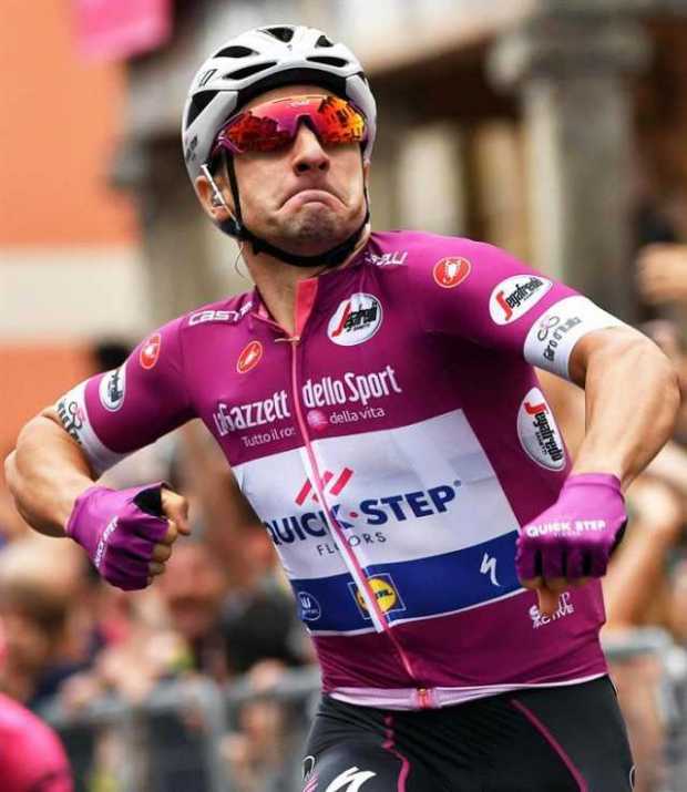 El ciclista italiano Elia Viviani del equipo Quick-Step Floors celebra su triunfo tras la decimotercera etapa de 180 kilómetros 