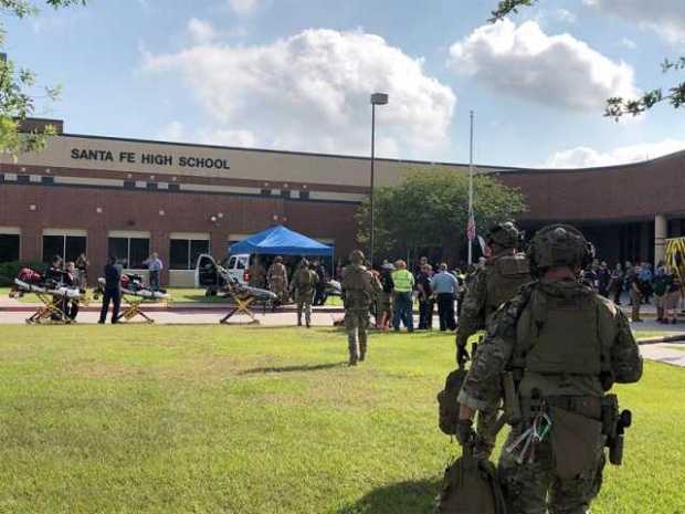 Miembros de la fuerza de seguridad y del equipo médico acuden al instituto de Santa Fe donde un estudiante armado abrió fuego co