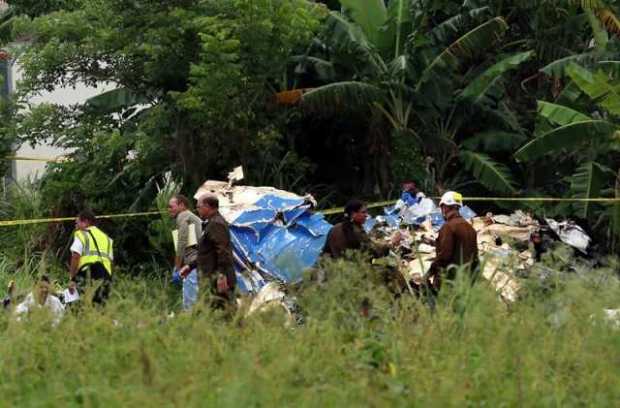 Policías y militares custodian los restos del avión Boeing-737 que se estrelló poco después de despegar del aeropuerto José Mart