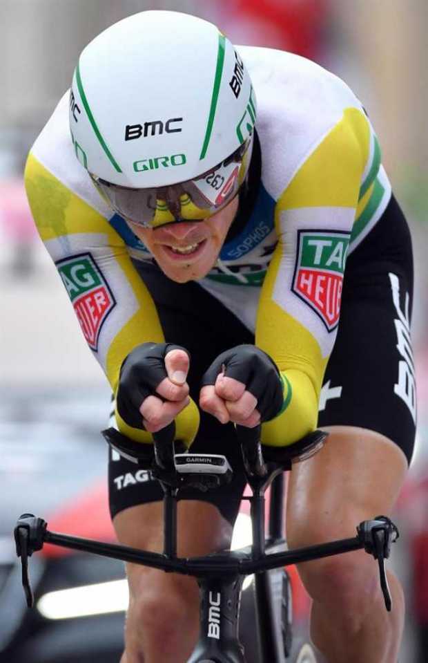 El ciclista australiano Rohan Dennis, del equipo Bmc Racing, vence en la decimosexta etapa del Giro de Italia, una contrarreloj 