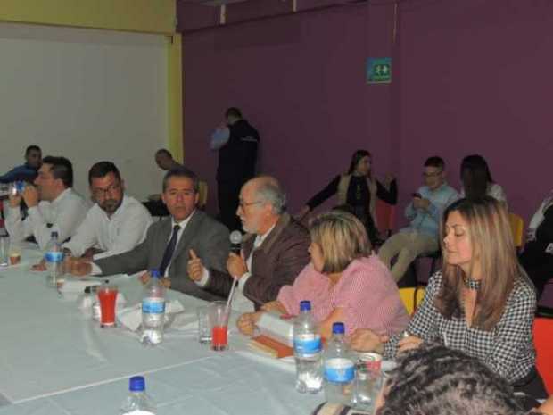 El gobernador, Guido Echeverri, se reunió el pasado miércoles con alcaldes de la zona Centrosur. Aparece con la alcaldesa de Pal