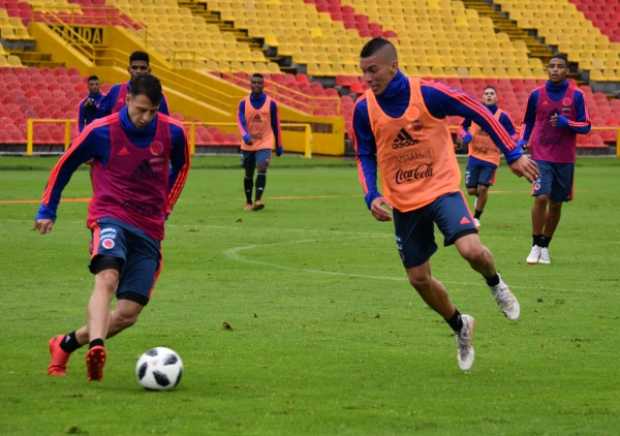 Santiago Arias y Matheus Uribe, durante el entrenamiento de la Selección, ayer, en El Campín.