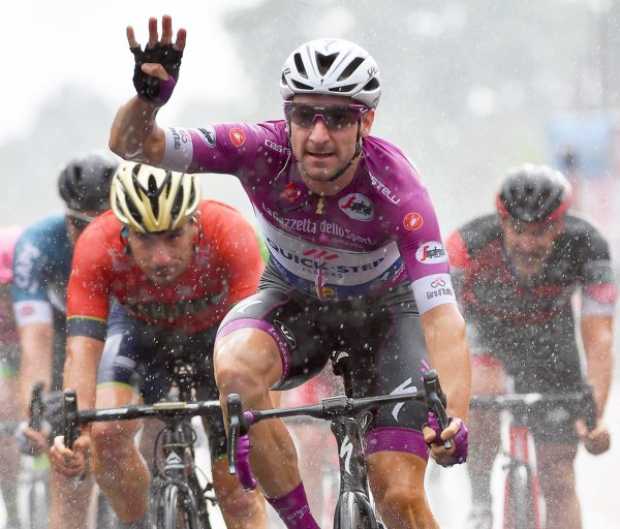 Elia Viviani señaló ayer, al cruzar la meta de primero, las cuatro victorias que lleva en el actual Giro de Italia.