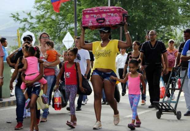 Decenas de venezolanos cruzan a diario el puente internacional Simón Bolívar para llegar a Cúcuta.