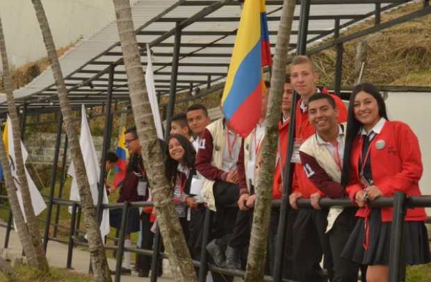 Al foro asistieron estudiantes de colegios del país para debatir de política.