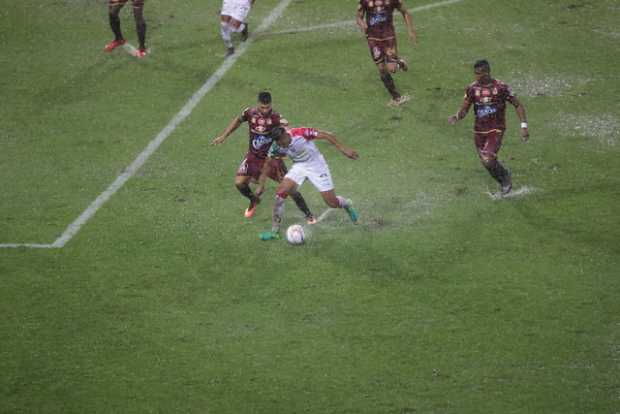 La lluvia volvió a acompañar el encuentro entre el blanco y los pijaos como el 11 de abril. 