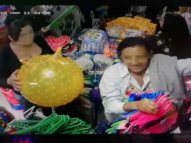 Foto |Tomada de video | LA PATRIA Las dos mujeres grabadas en el video. Foto |Tomada de video | LA PATRIA Las dos mujeres grabadas en el video.