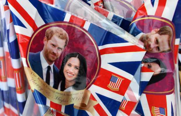 Banderas británicas con la imagen del príncipe Enrique y su prometida Meghan Markle están a la venta en Windsor (Reino Unido). 
