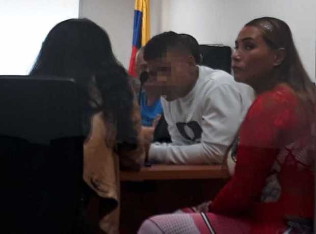 Nando (centro) y la Melliza (derecha) dialogaron con su abogada durante el receso de la audiencia. Al final él decidió irse a ju