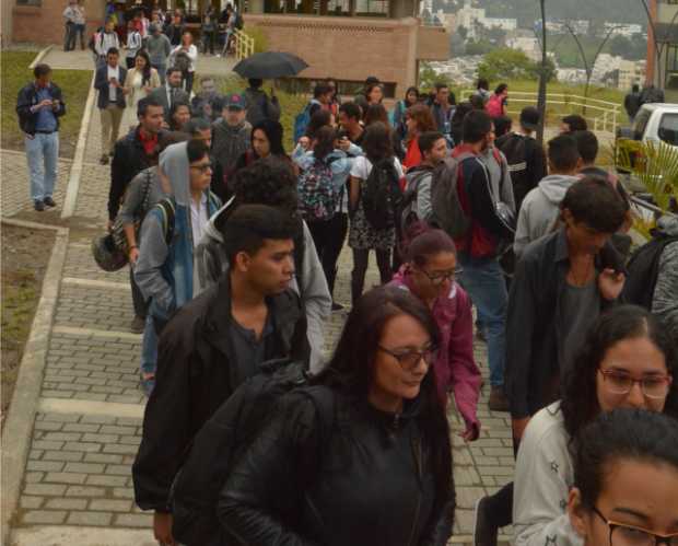 Levantan bloqueos en la U. de Caldas, pero docentes se suman a la asamblea 