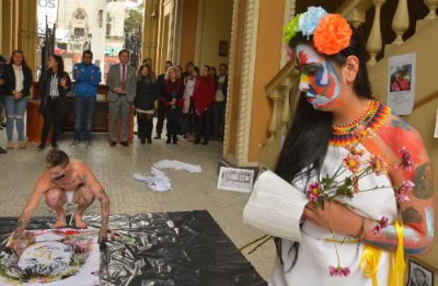 Al final de la puesta en escena, en una cartelera, quedó plasmado el rostro de  María Cristina Cobo Mahecha.