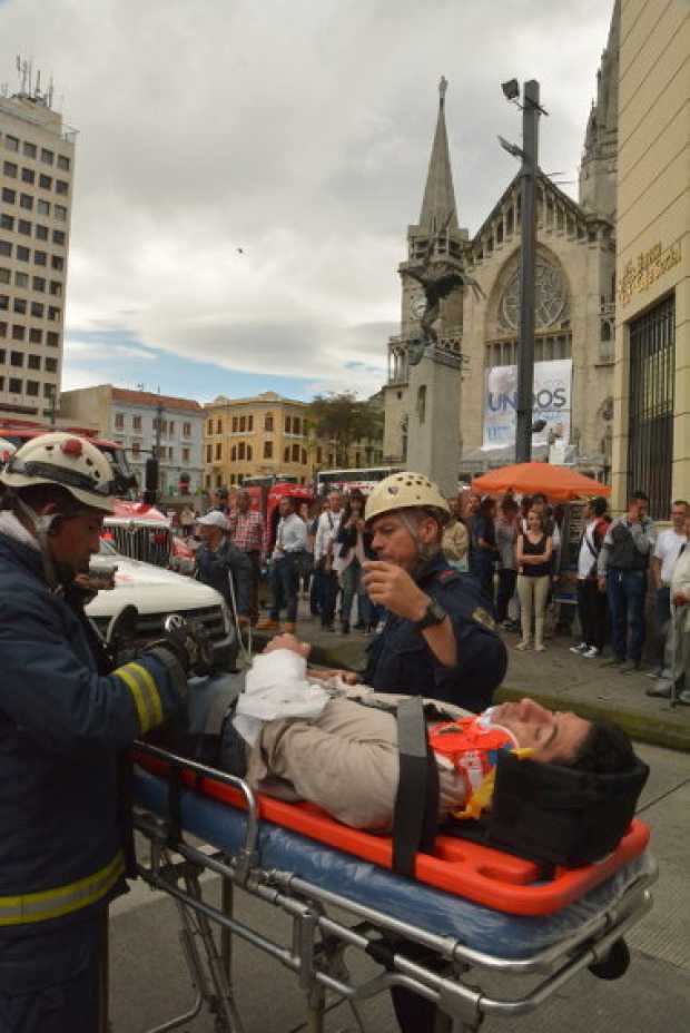 Transeúntes se agolparon en las esquinas a apreciar lo que ocurrió. En principio pensaron que se trataba de una situación real.