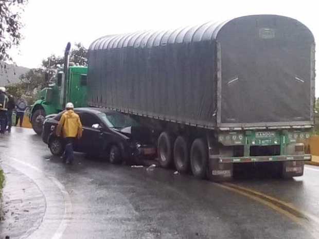 Dos lesionados en choque de automóvil contra tractomula en la vía a Bogotá 