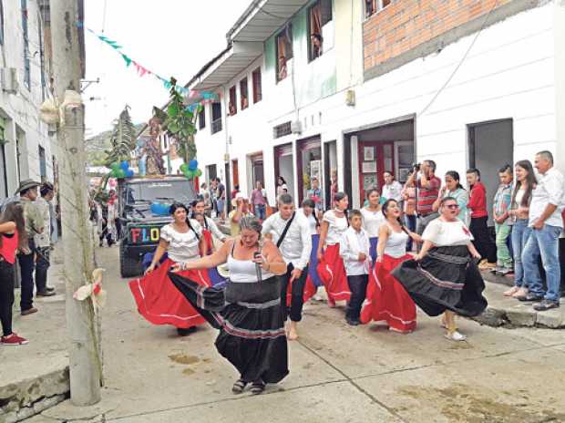 Se destacó en el desfile de comparsas la delegación de la vereda La Florida. 