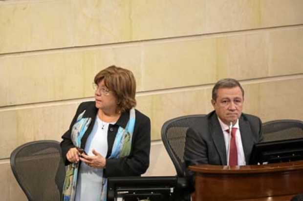 La ministra de Justicia, Gloria María Borrero, junto al presidente del Senado, Ernesto Macías, durante la plenaria. 