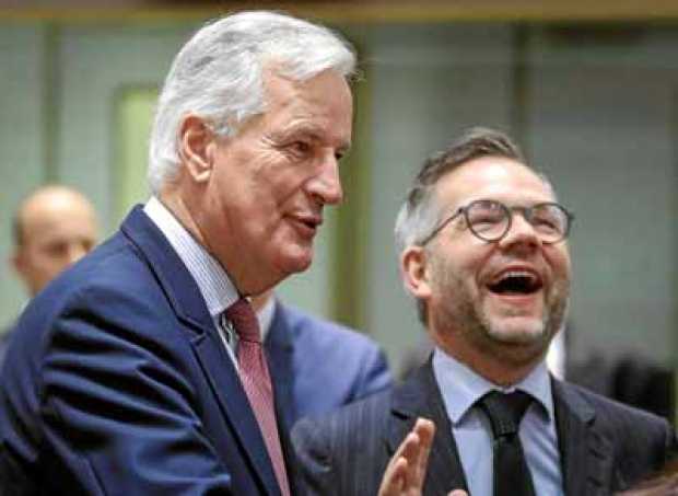 Foto | EFE | LA PATRIA El negociador jefe de la UE para el brexit, Michel Barnier, conversa con el secretario de Estado alemán p
