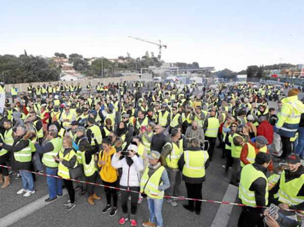 Foto | Efe | LA PATRIA  Las personas que usan chalecos amarillos, como símbolo de la protesta de los conductores y ciudadanos fr